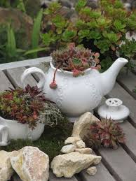 Mit Phantasie Lassen Sich Tolle Gartendekorationen Zaubern Gartendekorationen Lassen Phantasie Tolle Zaubern Garten Mini Garden Succulents Garden Decor