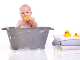 Resultado de imagen para la importancia del baño del bebe con la mamá