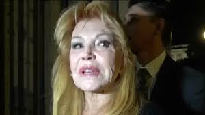 Los problemas de la baronesa Thyssen con su falda al entrar al Teatro Real:  "Es estrecha"