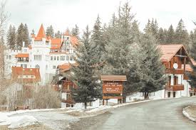 Statiune turistica climaterica moderna a sporturilor de iarna, de interes national si international, la poalele muntelui postavaru (la 1.030 m altitudine, la 12 km de brasov), solicitata de amatorii de schi. Turist In Romania Vacanta In Poiana Brasov Dupa 8 Ani BascheÈ›i CÄƒlÄƒtori