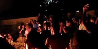 Κάντε τώρα online κράτηση για φθηνά ακτοπλοϊκά εισιτήρια από και προς μύκονο με το travelplanet24! Sth Mykono Esthsan Anti Korwna Parti Se Paralia Me Fwties Pota Kai Dynath Moysikh Binteo Ellada Iefimerida Gr