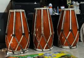 Instrumen musik ini berasal dari pulau rote, nusa tenggara timur termasuk dalam bagian alat musik tradisional suara sasando ada miripnya dengan alat musik dawai lainnya seperti gitar, biola, kecapi, dan harpa. Kenali 7 Alat Musik Tradisional Dan Fungsinya Ini Biar Kece