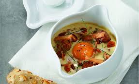 œuf Cocotte Au Foie Gras Et Girolles Par Ecole De Cuisine Alain Ducasse Recette Oeufs Cocotte Alimentation Cuisine