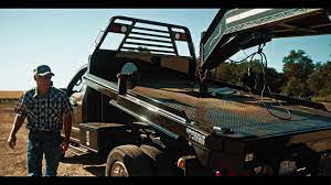 Dumping flatbed with gooseneck hitch. Chisholm Trail Dumping Flat Bed With Bale Arms Cannonball Bale Beds