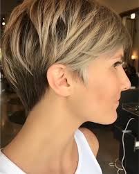 Blonde Short Hair You Can Make Your Roots Darker And Dye Your Hair With Blonde Color As A Result You Will Get A Go Kisa Sac Kesimleri Kisa Sac Balyaj Sac