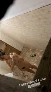 冒死爬墙偷拍女生宿舍多位美丽的女大学生洗澡现在哪里都不安全了！ | 51吃瓜网