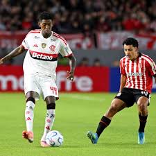 Araújo definió tras una gran jugada y Flamengo le gana a Estudiantes