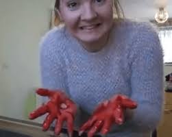 Priateľka chcela nachytať frajera: Drsný vtip s nečakaným koncom, chudák  chlap