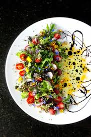 Gemischter Salat Anrichten Teller Aufteilen Balsamico Dressing Verzieren Blumennahrung Balsamico Dressing Anrichten Auf Dem Teller