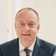 Plná aula účastníků z celé republiky (někteří vstávali prý už ve 4 ráno 😀)  i za vytrvalého deště nás fakt moc potěšila. Ale hlavně jejich pozitivní  ohlasy na obsah naší konference CZECHIMPLANT,