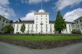 Instituttet ble opprettet i 1866 for værmelding og meteorologiske observasjoner. Instituttets Historie Geofysisk Institutt Uib