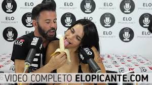 PEQUITAS CHUPA LA BANANA CON CREMA EN EL CUARTO PICANTE
