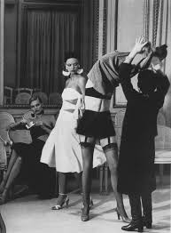 Guy Bourdin Et Helmut Newton Le Bizarre Dans La Photographie De Mode Icon Icon