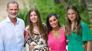 La histórica foto de Letizia en bikini y otras anécdotas de las vacaciones  privadas de los Reyes y sus hijas