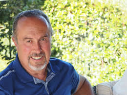 Manolo Cuétara se muestra agradecido y orgulloso de Ribadesella al recibir  el premio a la Proyección Turística