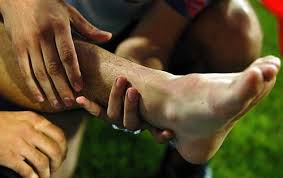 Statul in picioare, mersul pe jos un timp indelungat, efortul fizic sustinut pot crea dureri musculare sau ale gleznelor ori genunchilor. Durere StrÄpungÄtoare In ArticulaÈia Picioarelor Cauzele Durerii De Oase Sunt Multiple Printre Care