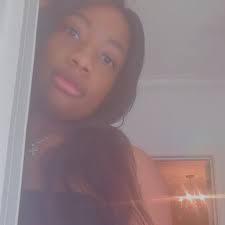 Sabrina Carpenter x Louis Vuitton.🖤