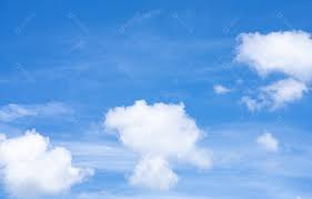 Céu azul e fundo de textura de nuvens cirrocúmulos brancas. Céu azul em dia  ensolarado. Céu de verão. [download] - Designi