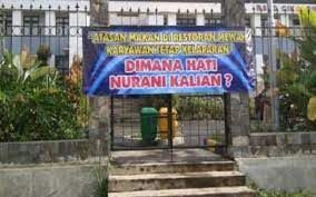 Pasien dilakukan fiksasi dengan bantuan alat listrik, kata yudi dalam video klarifikasi yang dikutip dari tribunjakarta.com, yudi mengungkapkan bahwa pria berusia 38 tahun mulanya datang ke rsud pasar minggu pada jumat. 3 Bulan Gaji Belum Dibayar Karyawan Rsud Cikalongwetan Protes Bagian 1