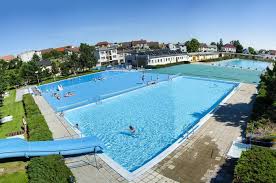 Koupaliště má kapacitu 4 500 návštěvníků a k dispozici je padesátimetrový bazén pro plavce, bazén pro neplavce, dětský bazén, 4 beach volejbalové kurty, hřiště pro plážovou házenou nebo plážový fotbal, travnatá odpočinková plocha, půjčovna lehátek a slunečníků a samozřejmě i občerstvení. Kudy Z Nudy Letni Koupaliste V Moravskych Budejovicich