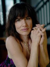 Juliette Lewis fala sobre thriller 'Yellowjackets' e diz que sabe seu valor 