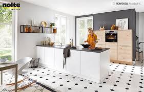 Nolte Angebotskuche Feel Weiss Softmatt Kombiniert Mit Artwood Asteiche Nolte Kuche Einbaukuche Kuchen Mobel