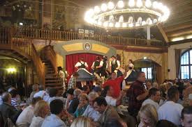 Bierhaus nyc is brought to you through the love of oktoberfest & hofbräu bier. Munchen Bei Nacht Inklusive Abendessen Im Hofbrauhaus Und Fahrt Auf Den Olympiaturm 2021 Tiefpreisgarantie