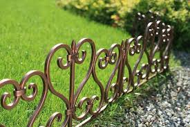 Petite Barriere Jardin Pour Delimiter Le Terrain Proteger Un Massif Et Peaufiner L Ensemble Maison 2018 Barriere Jardin Jardins Cloture Jardin