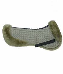 The mattes hunter pad is a luxurious show pad! Mattes Sattelkissen Lammfell Mit Fellrand Reitsport Voss Onlineshop