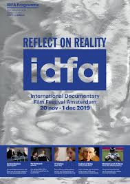 In de uren begint hij zijn verhaal met het kopen van bloemen en het organiseren van een feest, in bloedverwanten laat hij constantins vrouw mary eindeloos perfectionistisch een paastaart. Idfa Programmamagazine 2019 By Idfa International Documentary Film Festival Amsterdam Issuu