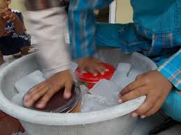 Apakah air merupakan komponen penting dalam pembuatan es krim? Es Krim Sederhana Rumah Baca Gang Masjid Rbgm