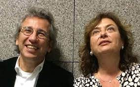 Can dündar'ın tutuklanmasının ardından konuşan eşi dilek dündar, olayı basına yapılmış bir darbe olarak niteledi. Can Dundar In Esi Dilek Dundar Rehin Tutuldu