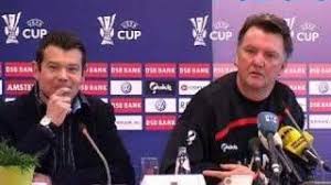 Naast van gaal worden ook de assistenten danny blind, henk fraser en frans hoek geïntroduceerd. Van Gaal Geeft Verslaggever Lesje Journalistiek Tijdens Persconferentie Rtl Nieuws