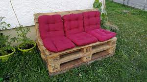 Wir brauchen ein palettensofa!, sagt meine freundin, das sieht gut aus, ist bequem, einfach zu bauen und billig ist es auch. im internet finden sich auch bereits zahllose bilder von exquisiten sofas. Diy Palettensofa Selbst Gebaut Mit Schrager Lehne Youtube