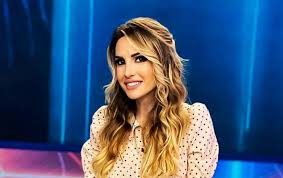 Raccolte di giuseppe beppe fenocchio. Giorgia Rossi Esagera Sotto La Giacca Nulla Prova A Coprirsi Col Cellulare