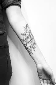 La Peau Dure Tatouage Fin Pivoine En 2020 Tatouage Fleur Avant Bras Tatouage Fleur Tatouage