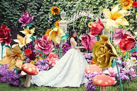 Giant Flowers For Wedding Mit Bildern Alice Im Wunderland Hochzeit Hochzeitsblumen Riesige Blumen