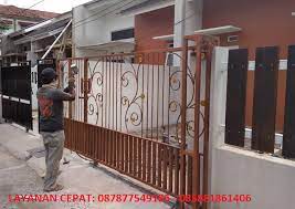 Selain cocok untuk jendela dan pintu, besi terali minimalis juga bisa digunakan untuk pagar. Bengkel Las Bunga Sepucuk Angin 085881861406 Terpercaya