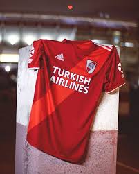Camiseta confeccionada en microfibra con elastano que brinda al jugador mejor movimiento mas pegada al cuerpo. River Estrena Camiseta Contra San Pablo