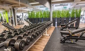 Clube convidou artistas de rua para estilizarem os muros que cercam a obra do futuro estádio no bairro califórnia. Fitness Club Athletico Wir Machen Dich Fit