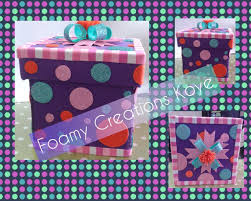 Este pegamento especial para goma eva de apli en formato cola de silicona transparente tiene una capacidad de 100 ml, y está puede pegar eficientemente goma eva si necesitas hacer formas curvas, puedes utilizar una plancha con un paño echado por encima de la goma eva para calentarlo. Caja De Carton Para Regalo Gift Wrapping Gifts Wrap