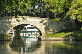 Le port est situé tout près du centre très commercial de carcassonne. Croisiere Fluviale En Pays Cathare Sur Le Canal Du Midi Nicols