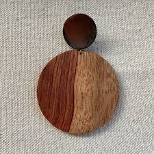 taupe on instagram またまた 新しい樹種です en bubinga size mediumsmall 片耳ピアス 金具パーツのサイズ 直径約20mm 木のパーツのサイズ 直径約47mm bubingaはこの charger pad pad electronic products