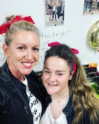 Jennifer Rettig's Instagram, Twitter & Facebook