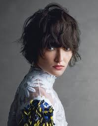 Cette coupe de cheveux dégradés court déstructurée est travaillée dans une version urbaine … image coiffure femme cheveux court. Coupe Cheveux Carre Degrade Court Automne Hiver 2016 Le Carre Degrade Nos Idees Pour L Adopter Elle