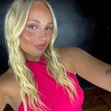 Leah Hoyt's Instagram, Twitter & Facebook