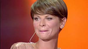 Vivere, vivere a colori e vivere, vivere a colori e vivere, vivere a colori e vivere, vivere… rimanderò tutto a domani sono di carta tutti gli aeroplani sei tu il mio re, io la tua regina. Cocacola Summer Festival Alessandra Amoroso Vivere A Colori Reach Out I Ll Be There Youtube