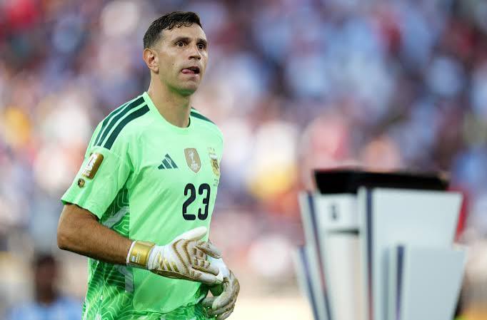 Report: With World Cup over, Juventus hope Emi Martinez will force his hand  to make a move happen | Black & White & Read All Over