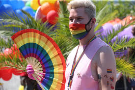 Lidé, kteří se chtěli zúčastnit festivalu prague pride 2020 a obávali se, že se kvůli koronaviru konat nebude, se mohou radovat. Letosni Prague Pride Bez Barevneho Pruvodu Na Zaver Vypluly Lode Na Vltavu Idnes Cz