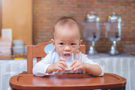 Ab wann milchprodukte für babys geeignet sind, ist nicht ganz genau definiert, doch im laufe des ersten jahre kannst du parallel zur beikost auch kuhmilch in den speiseplan einführen, allerdings nicht als getränk. Ab Wann Durfen Babys Kuhmilch Trinken